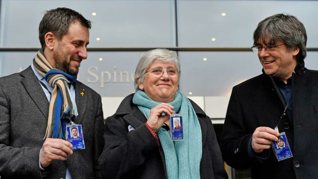 Una imatge de l'Antoni Comín, juntament amb Clara Ponsatí i Carles Puigdemont mostrant les seves acreditacions com a parlamentaris europeus.